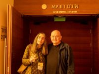 לפני-הכניסה-לאולם